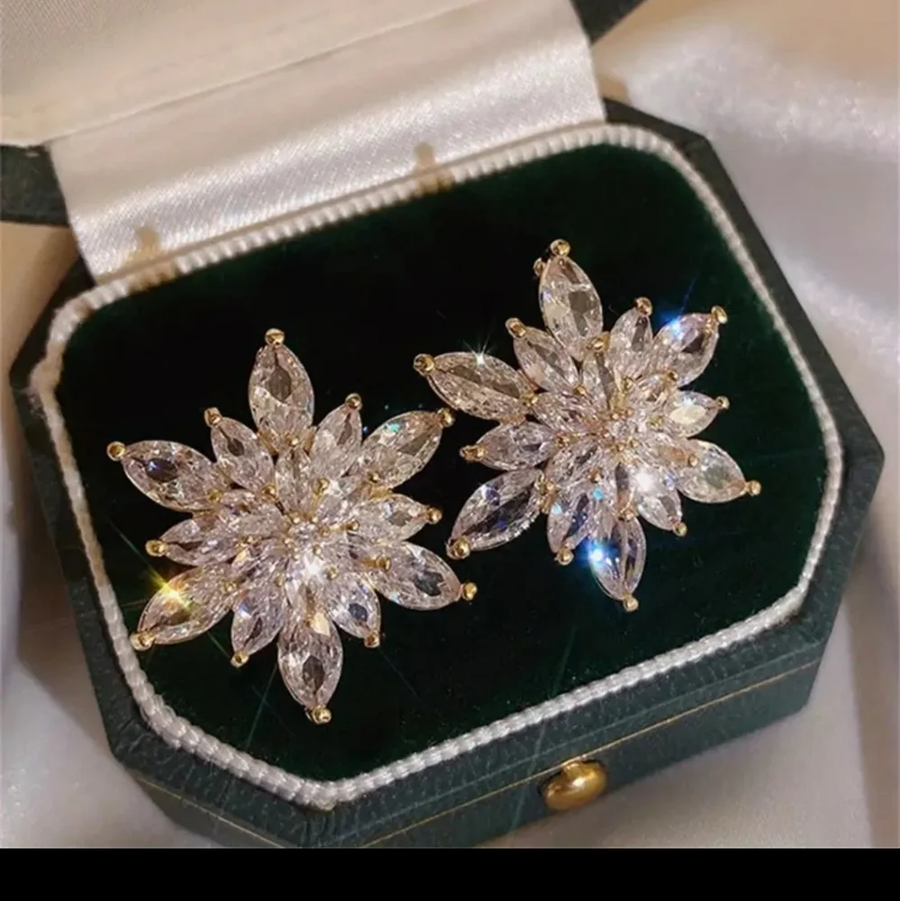 Rhinestone Starburst Stud Earrings Gold Post Back NIP - Picture 5 of 5